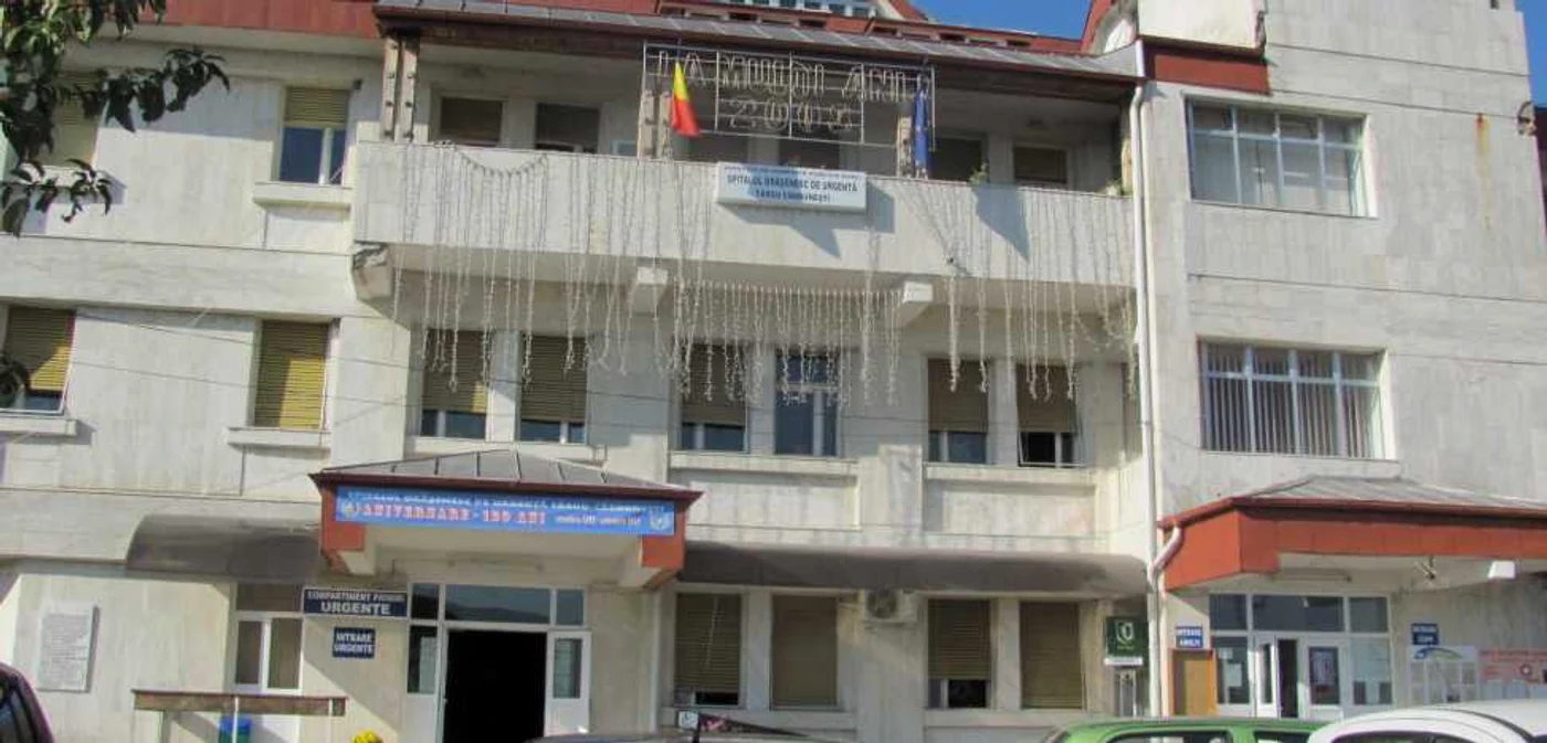 Cei trei medici lucrează la Spitalul Orăşenesc Târgu Cărbuneşti
