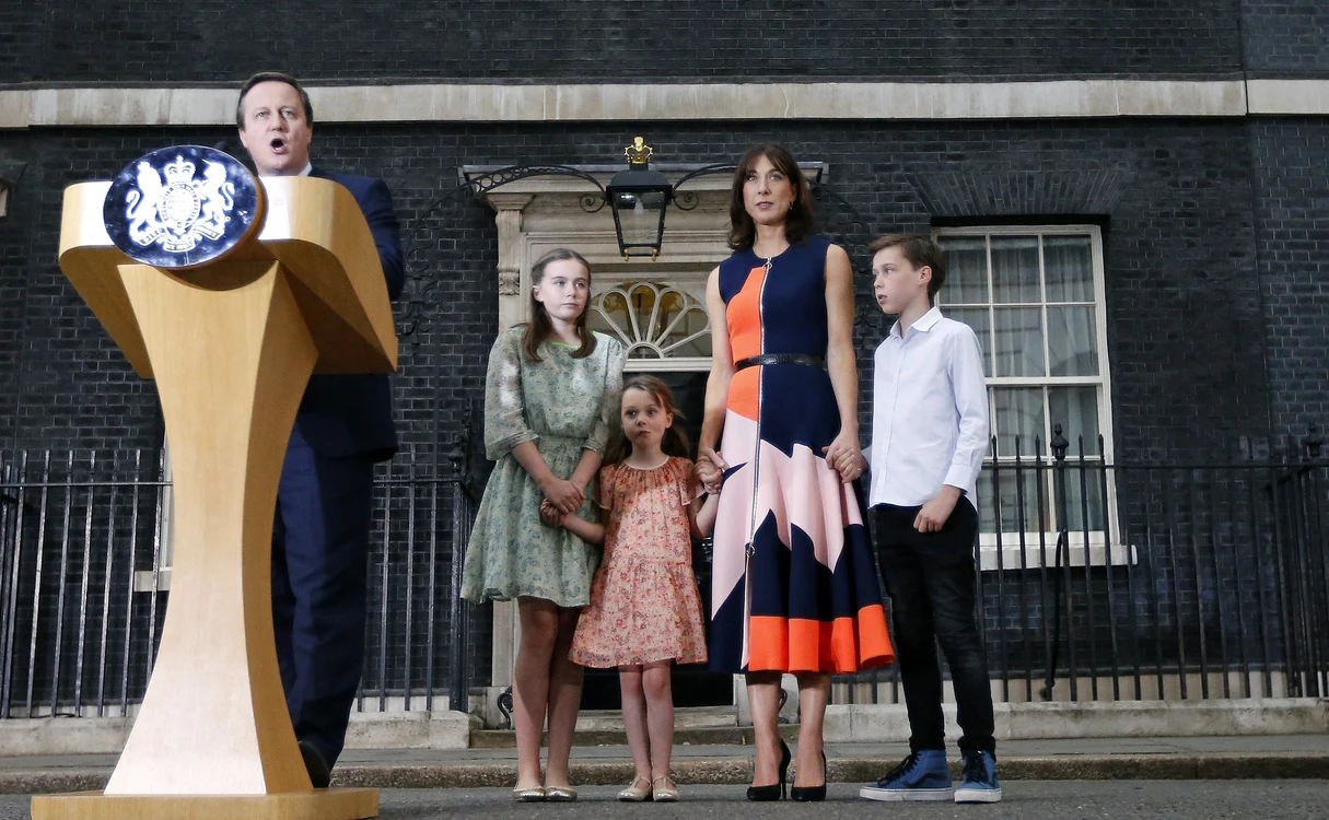 David Cameron, soția Samantha și cei trei copii Nancy, Florence și Elwen și-au luat la revedere de la reședința din Downing Street nr. 10