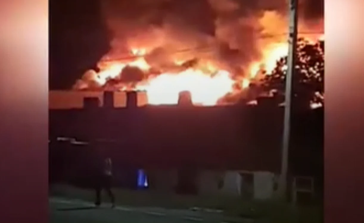Incendiul a cuprins o suprafaţă de 1.200 de metri din fabrică. FOTO: Captura video