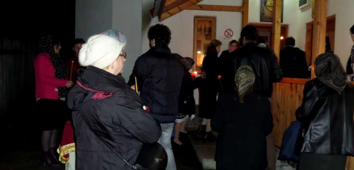Zeci de oameni au venit la Înviere în satul Jgheaburi FOTO: Denis Grigorescu
