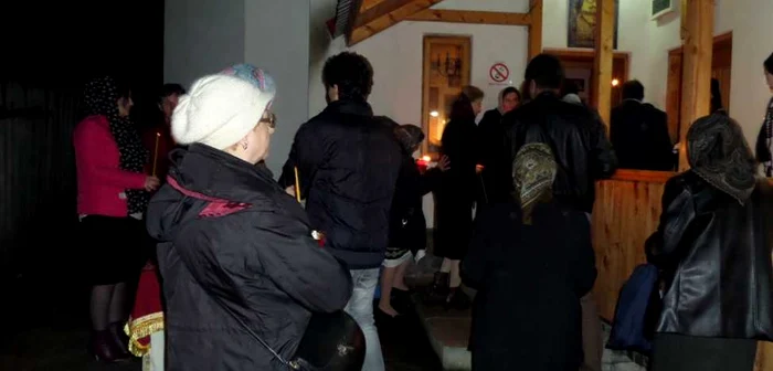 Zeci de oameni au venit la Înviere în satul Jgheaburi FOTO: Denis Grigorescu