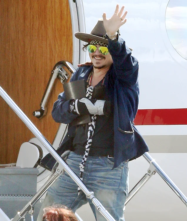 
    Depp avea un bandaj  negru cu cap de mort,  acoperit cu scotch,  făcut în grabă  