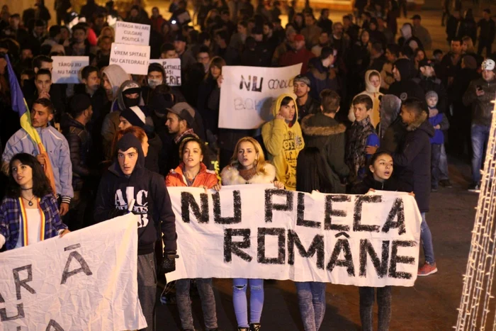 Sute de tineri au ieşit în stradă în Tâgu Jiu                                                     (sursă foto: Dan Popescu)