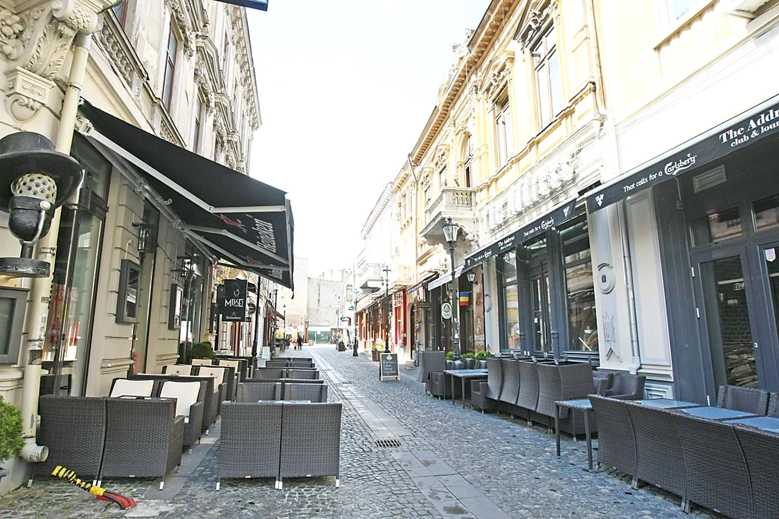 
    Strada Covaci. E pustiu, iar multe  localuri sunt închise Fotografii: Dorin Constanda  