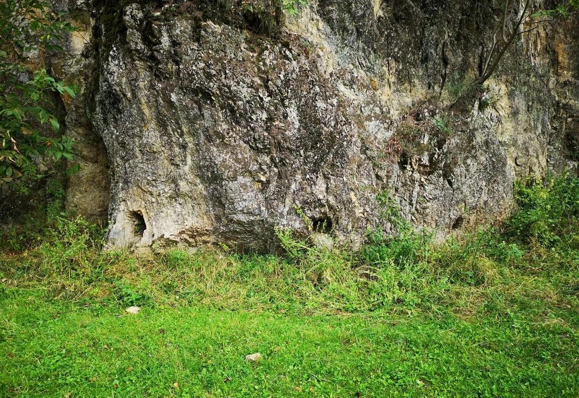 Urmele Drumului Roman săpat în stâncă pe Valea Oltului în Vâlcea (foto: Ovidiu Țentea)