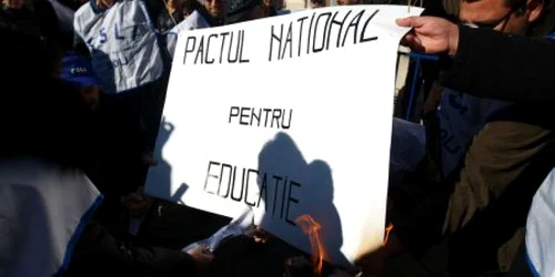 Profesorii din FSLI Dolj au ars joia trecută „Pactul pentru educaţie“