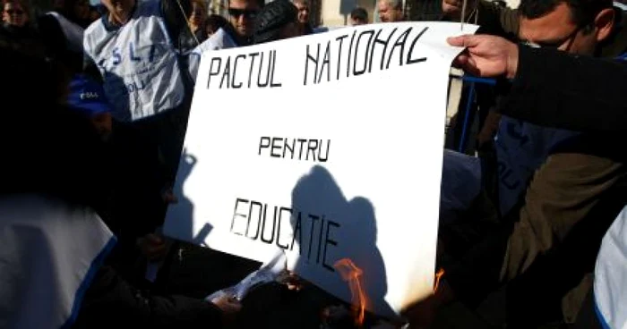 Profesorii vasluieni consideră că statul se foloseşte de banii lor