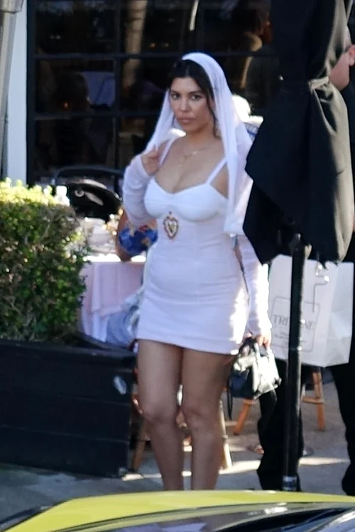 Kourtney Kardashian și Travis Barker s au căsătorit (2) jpg