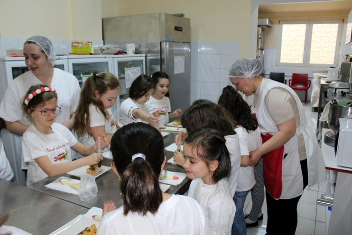 Copii de la Botoşani au făcut prăjituri pentru şcoala altfel FOTO Cosmin Zamfirache