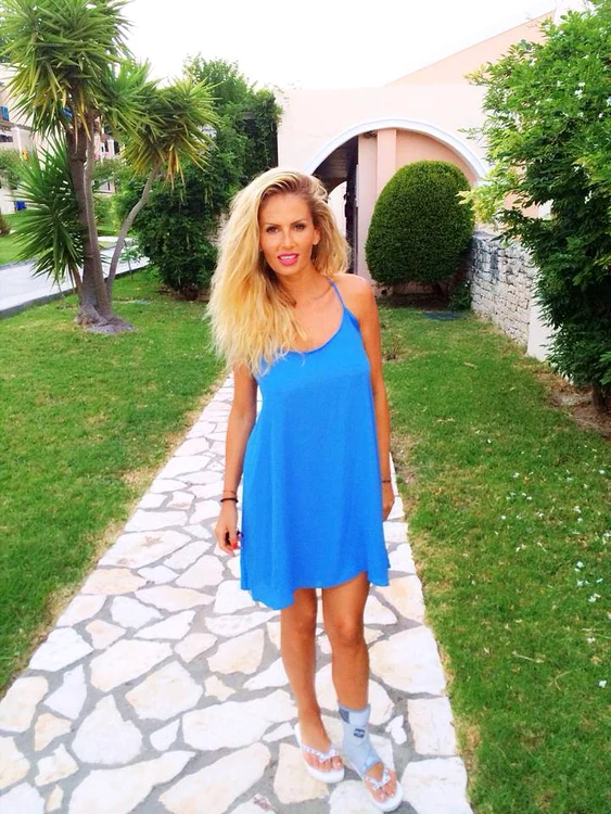 Andreea are piciorul luxat după ce a făcut un pas greşit