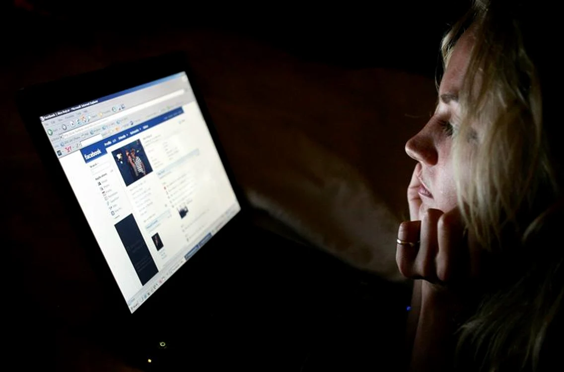 
    Dacă urmăreşti prea multe fete pe Facebook, rişti să ţi se anuleze contul  