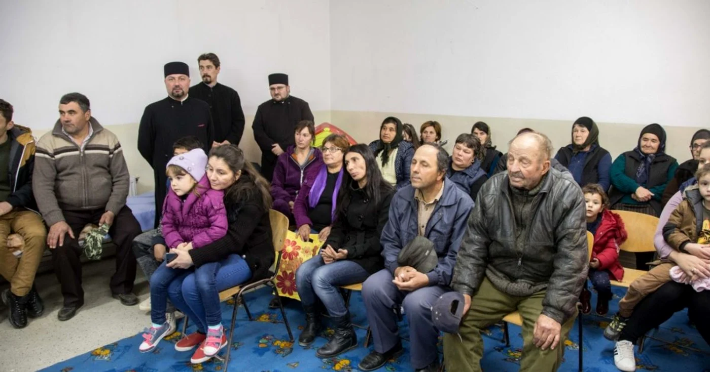Caravana medicală adusă de Biserică în satul Tupilaţi din Brăila FOTO Ionuţ Lare