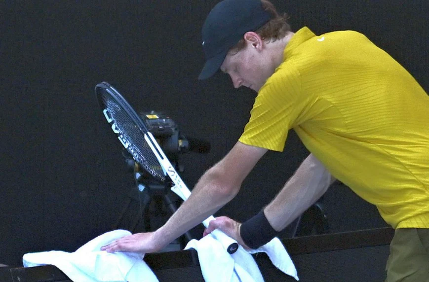 Cât noroc! Organizatorii i-au decis soarta lui Jannik Sinner în turul 3 la AO 2026. Italianul a trecut mai departe, după ce a vomitat în prosop și a vrut să se retragă