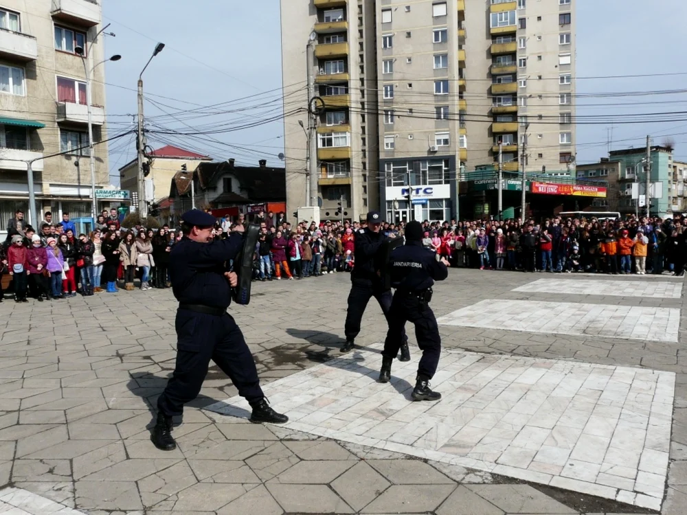 Sute de copii au asistat la exerciţii de autoapărare,imobilizare şi încătuşare a unui infractor