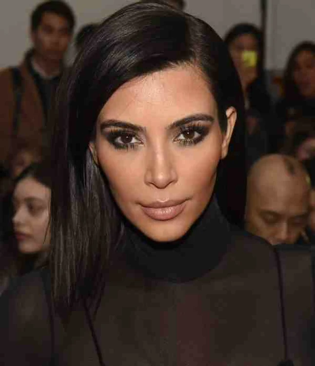 
    Kim Kardashian și-a lăsat sutienul acasă și și-a expus sfârcurile, într-o rochie extrem de transparentă. Vedeta s-a îngrășat puțin din cauza sarcinii.foto: Hepta  