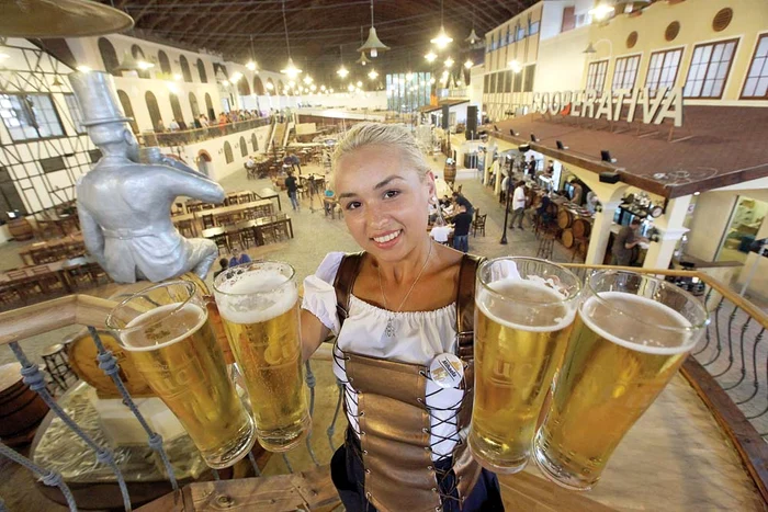 
    Violeta este unul dintre cei  120 de ospătari care vor servi  clienţii din “Berăria H”Foto: Sever Gheorghe  