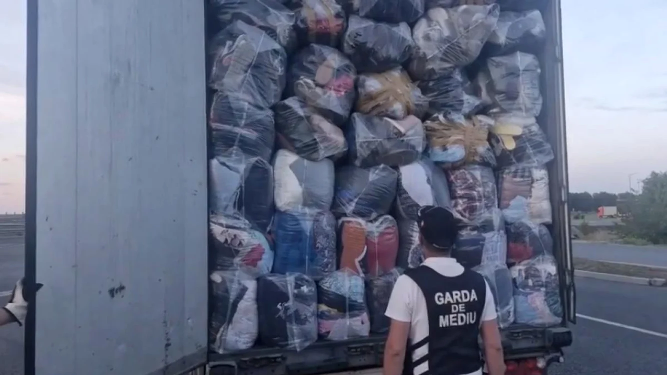 Aproape 100 de tone de deșeuri, oprite la intrarea în România.  FOTO:  Garda de Mediu 