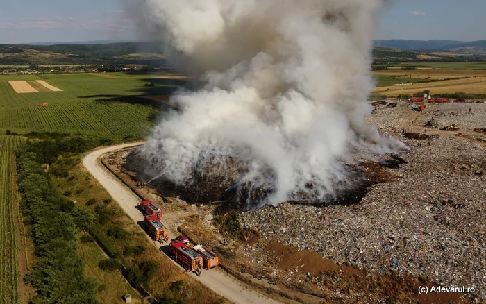 VIDEO Nori de fum și cenușă peste mai multe localități, după un incendiu puternic la o groapă de gunoi din Hunedoara. Populația, alertată să evite zona