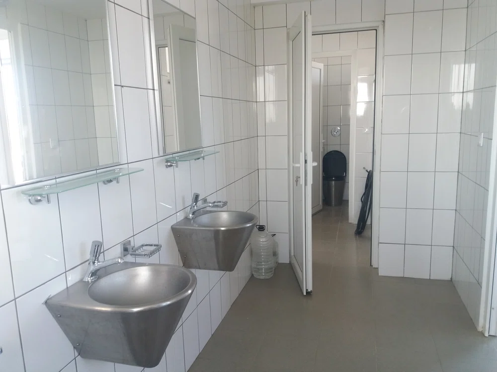 Chiuvetele și toaletele sunt din aluminiu