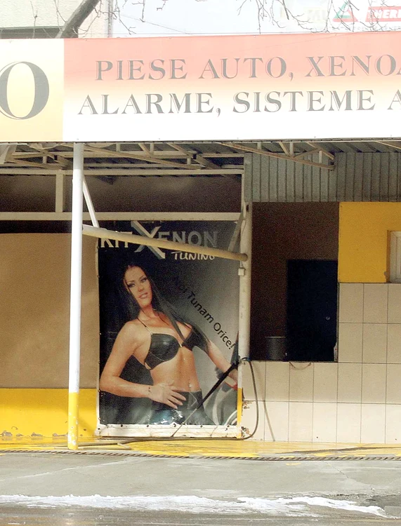
    Daniela Crudu  face reclamă la o  firmă de tunat maşini  