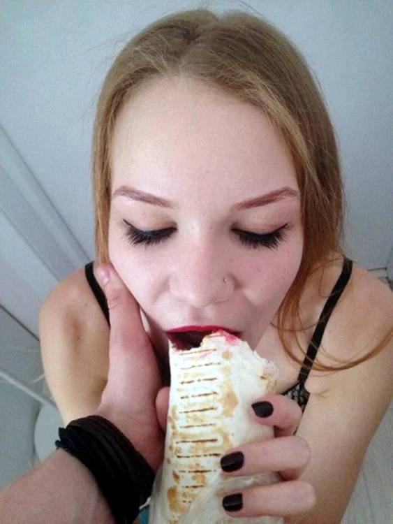 Unele fete apar în ipostaze cu tentă pornografică