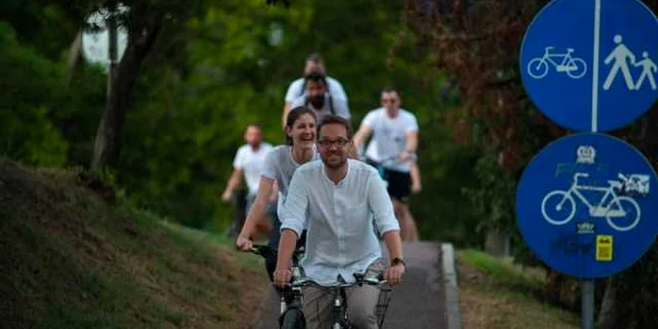 Dominic pe bicicletă