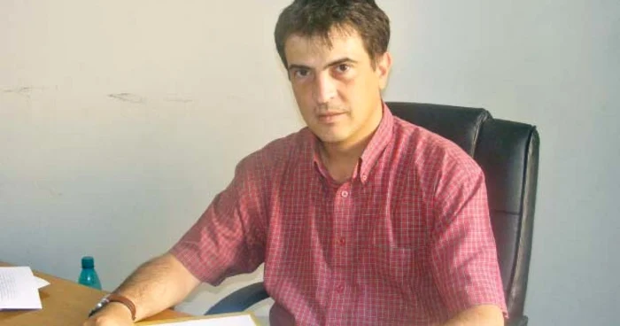 Procurorul Lucian Dolcu (39 de ani) discuta prieteneşte cu traficanţii
