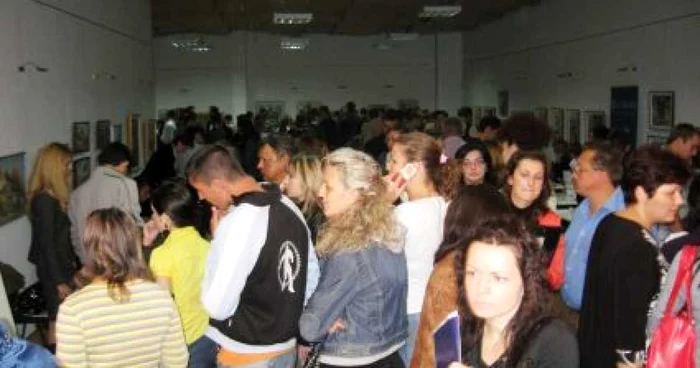 Tinerii suceveni se înghesuie să prindă un loc de muncă la bursele organizate de angajatori