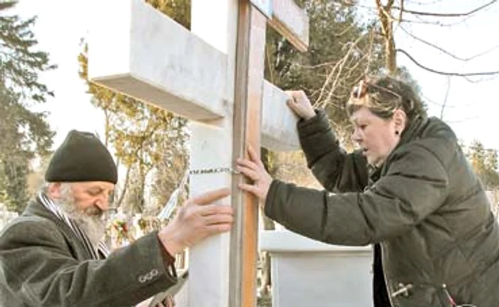 
    Crucea imensă era cât pe ce să se prăvălească  peste Anca PandreaFoto: Florin Şuler  