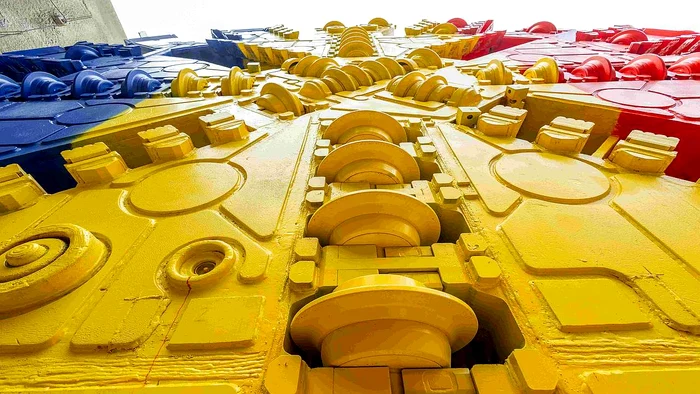 5 Close up View of the TBM Cutting Head jpg