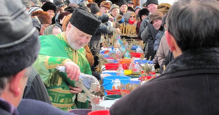 Mii de credincioşi au îndurat gerul pentru a lua aghiasmă FOTO Sabina Ghiorghe