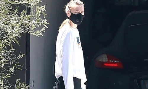 Maria Sharapova a purtat o mască de firmă jpeg