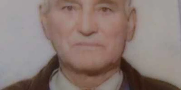 La intrarea în scara blocului, a fost pus un doliu cu fotografia bătrânului 