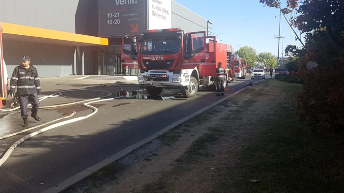 Incendiu la un complex comercial de mobilă din Capitală. FOTO: ISU