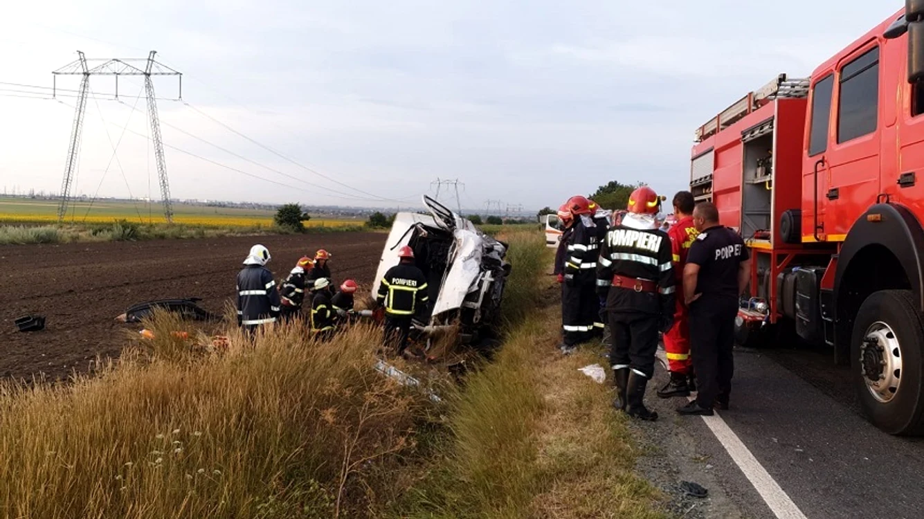 Toate cele 7 persoane aflate în cele două maşini erau încarcerate Foto: ISU Constanța