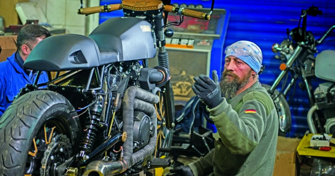 Cătălin Stary, îngrijindu-se de toate detaliile proiectului moto derulat la Botoşani FOTO: Cătălin Onofrei