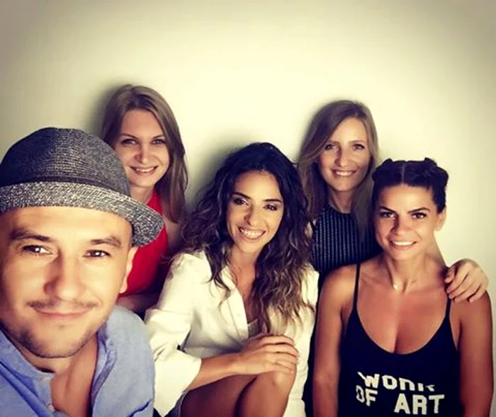 Pentru acest material, artista a lucrat singură, atât pe partea de producție, cât și pe partea de versuri