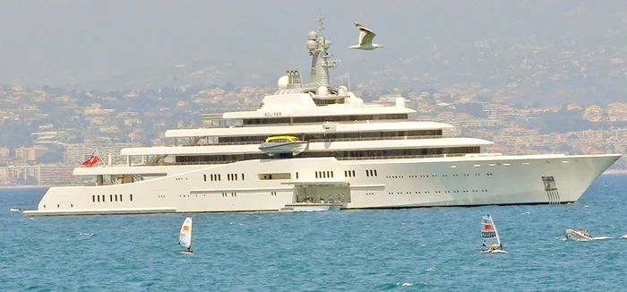 Toţi cei 400  de invitaţi  şi 150 de  ospătari  au umplut  iahtul  Eclipse la  31 decembrie