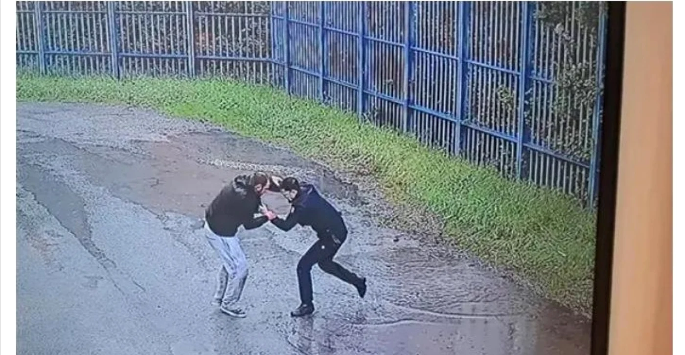 Momentul în care a fost imobilizat Vasile Frumuzache. FOTO: lanazione