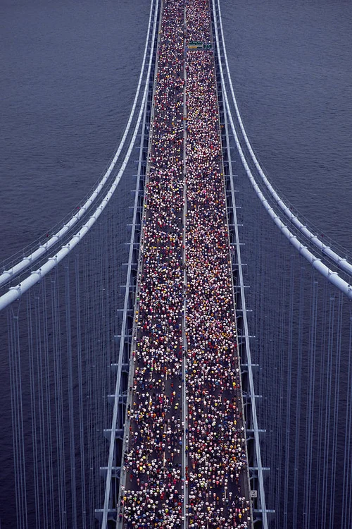 O imagine de la Maratonul New York care, de asemenea, închide traficul, spre încântarea oamenilor