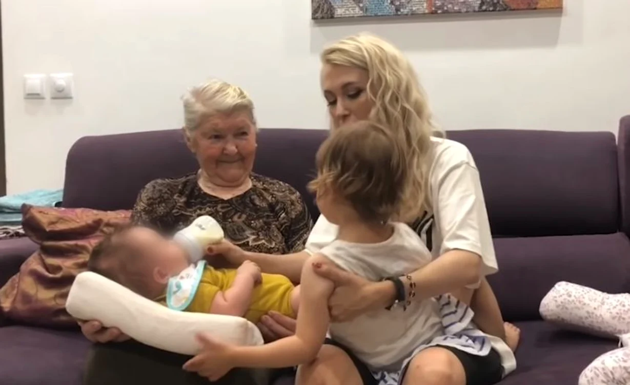 Bunica Andreei Bălan și-a strâns în brațe cea mai mică strănepoată, pe micuța Clara