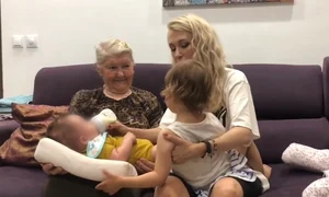 Bunica Andreei Bălan și a strâns în brațe cea mai mică strănepoată, pe micuța Clara  jpeg