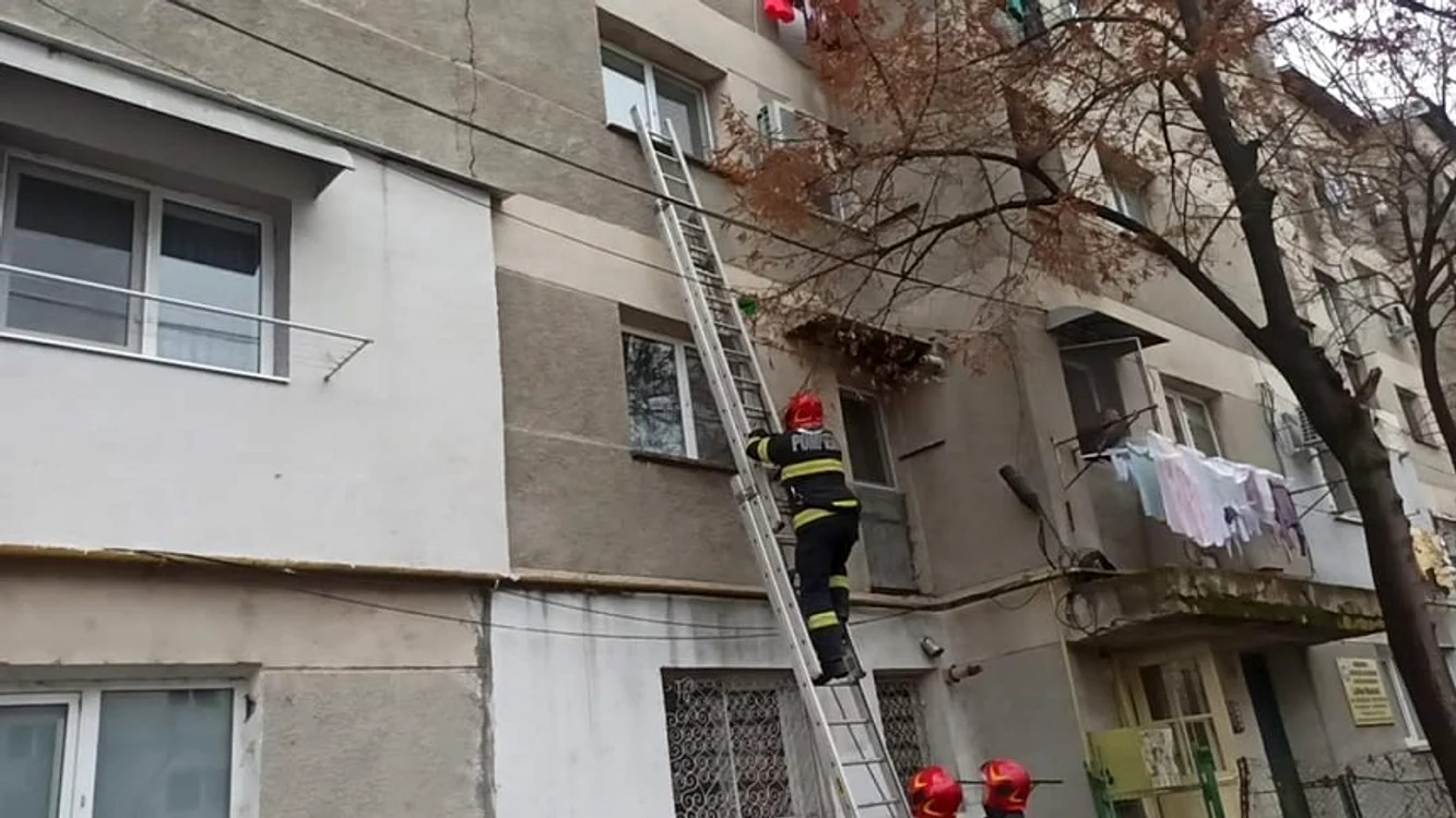 Pompierii au folosit scara culisantă pentru a pătrunde în locuință FOTO ISU Bacău