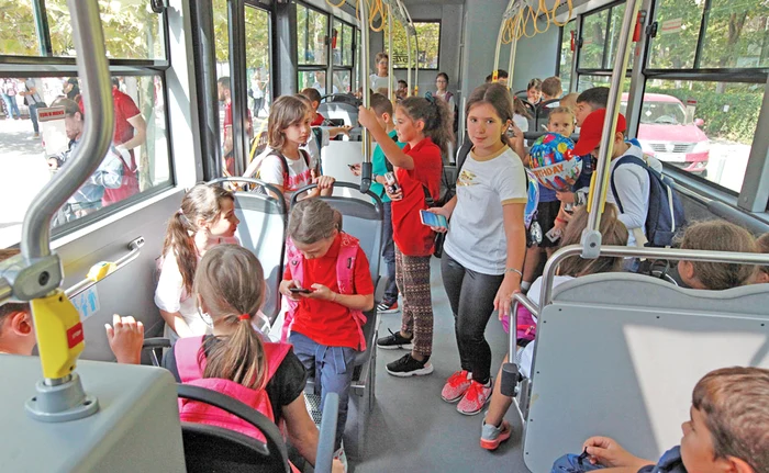 
    Elevii din clasele primare  evită autobuzele școlare  pentru că în mașini  nu au voie părinţii  sau bunicii fotografii: Sever Gheorghe  