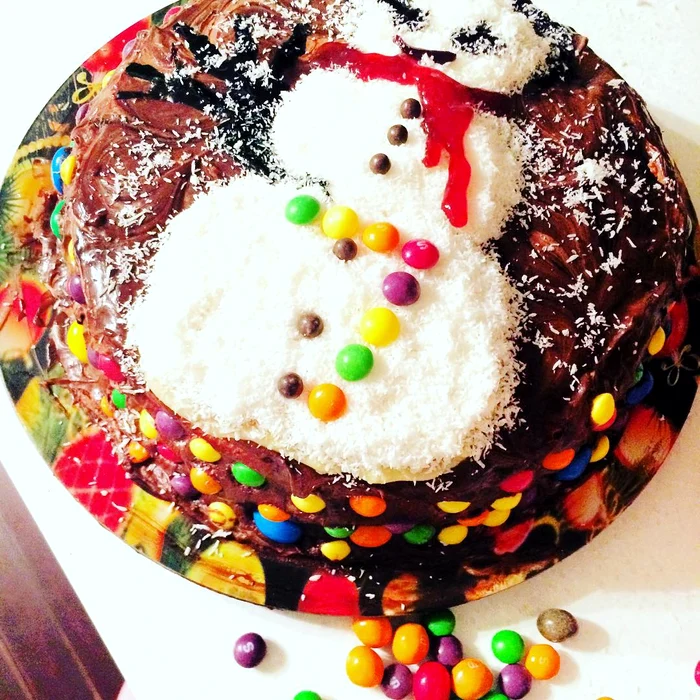 Andreea Mantea a desenat un 7 din bomboane pe tortul din ciocolată