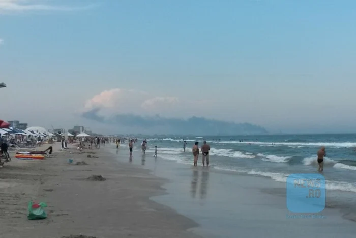 Coloana de fum de la Petromidia se vedea de pe plaja din Mamaia Sursa foto news.ro