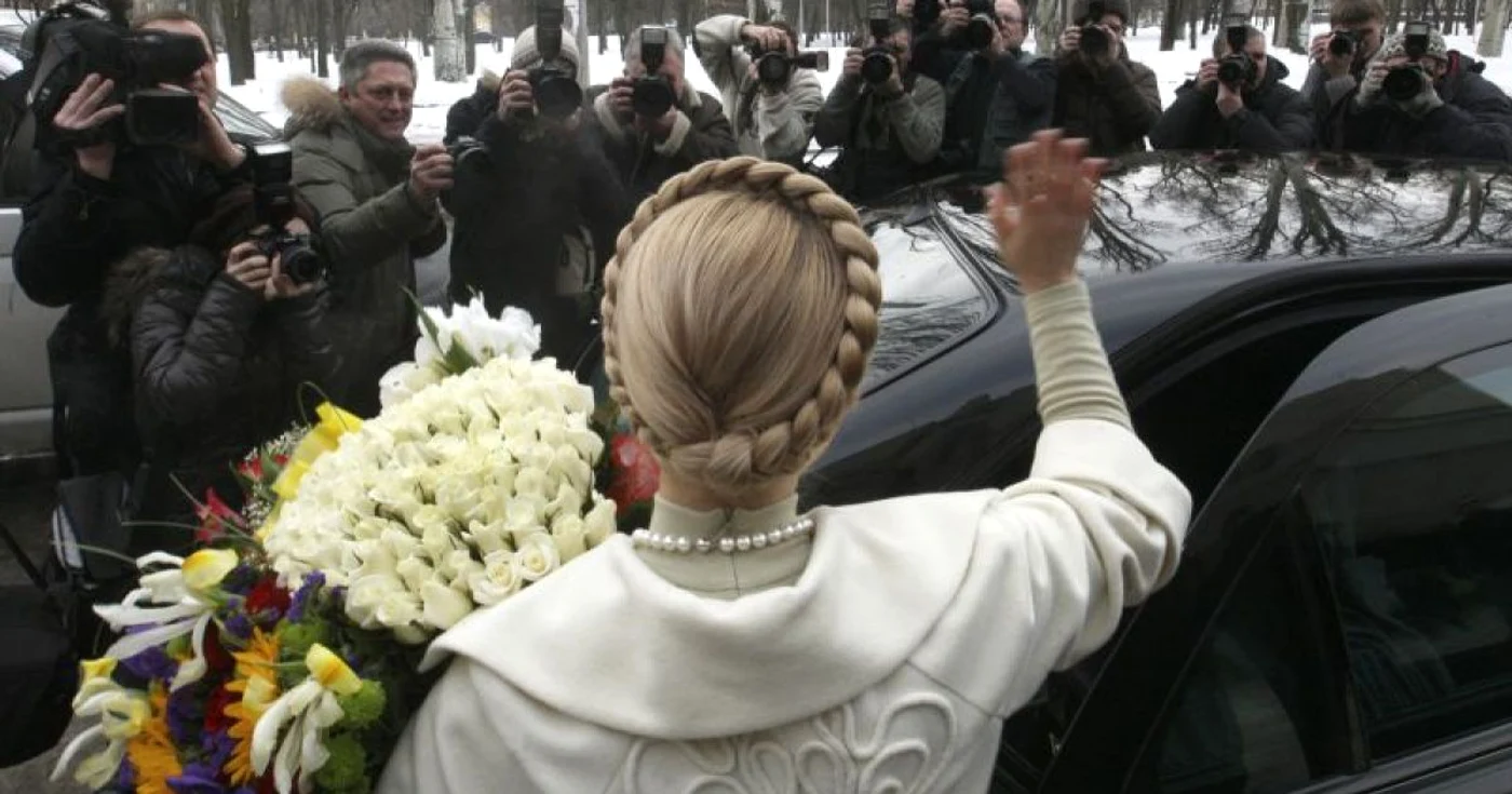 Iulia Timoşenko salută jurnaliştii de la o secţie de votare din Dnipropetrovsk