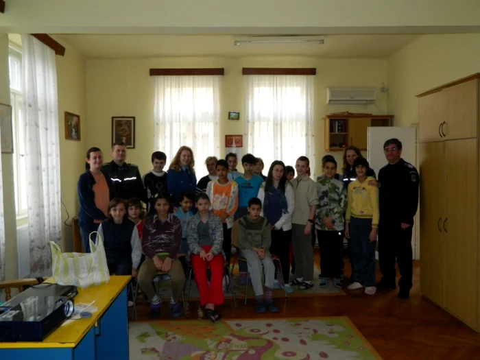Elevilor le-au fost prezentate filme ilustrative privind riscurile la care se expun pe internet
