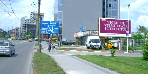Nici panourile publicitare nu mai stau în siguranţă