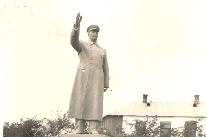 Monumentul lui Stalin din Leova instaurat în 1940